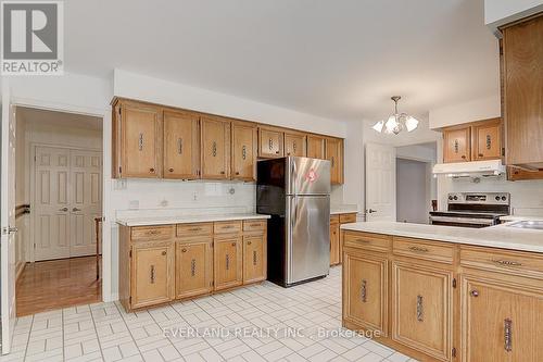 99 Burndean Court, Richmond Hill, ON - Indoor Photo Showing Kitchen