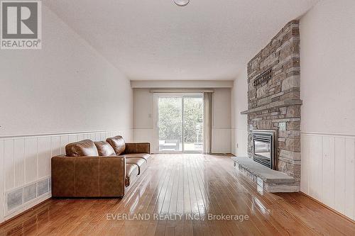 99 Burndean Court, Richmond Hill, ON - Indoor With Fireplace