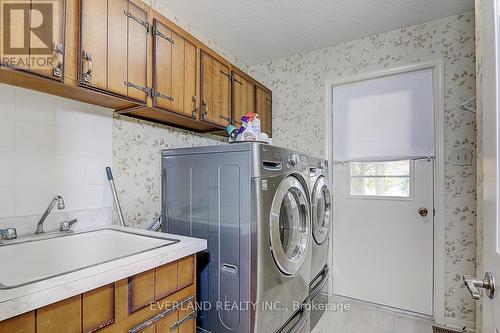 99 Burndean Court, Richmond Hill, ON - Indoor Photo Showing Laundry Room