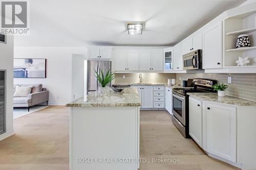 2614 - 633 Bay Street, Toronto, ON - Indoor Photo Showing Kitchen With Upgraded Kitchen