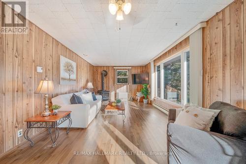 534 Hurdville Road, Mckellar, ON - Indoor Photo Showing Living Room