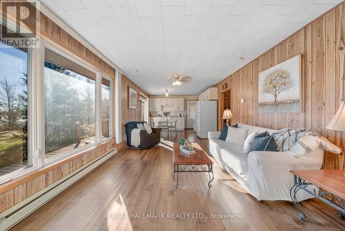 534 Hurdville Road, Mckellar, ON - Indoor Photo Showing Living Room