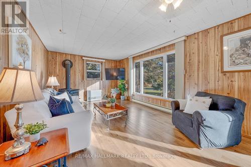 534 Hurdville Road, Mckellar, ON - Indoor Photo Showing Living Room