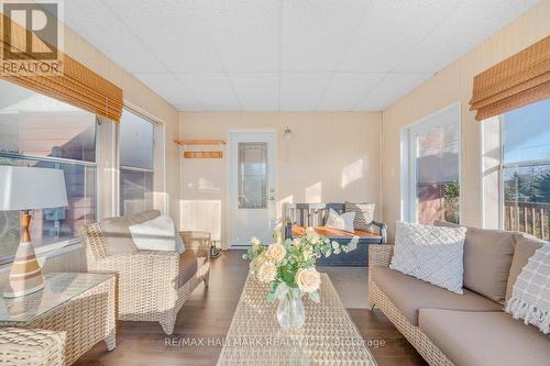 534 Hurdville Road, Mckellar, ON - Indoor Photo Showing Living Room