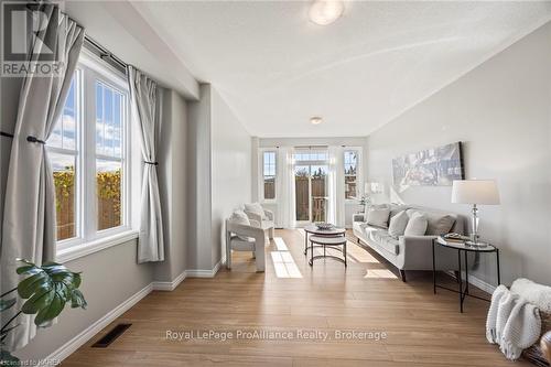 752 Newmarket Lane, Kingston (East Of Sir John A. Blvd), ON - Indoor Photo Showing Living Room