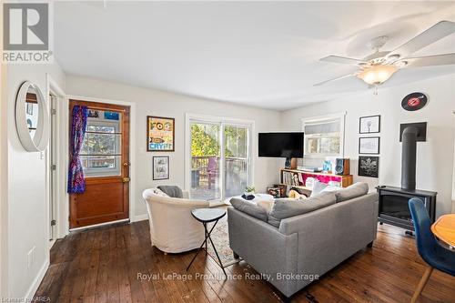 11193 Loyalist Parkway, Greater Napanee, ON - Indoor Photo Showing Living Room