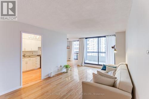 803 - 80 Quebec Avenue, Toronto, ON - Indoor Photo Showing Living Room