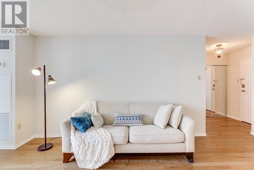 803 - 80 Quebec Avenue, Toronto, ON - Indoor Photo Showing Living Room