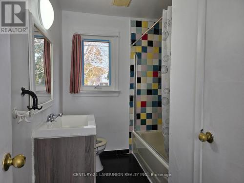 5 Shilton Road, Toronto, ON - Indoor Photo Showing Bathroom