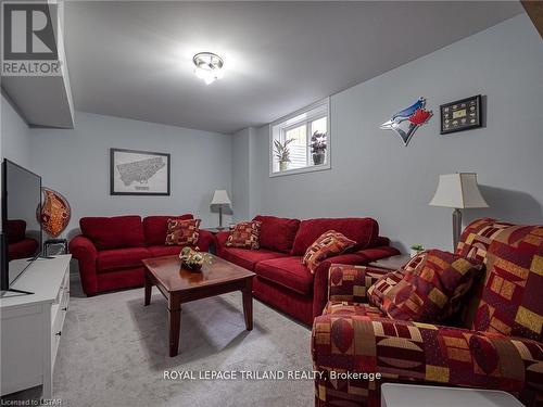 90 Chapel Street, Woodstock, ON - Indoor Photo Showing Living Room