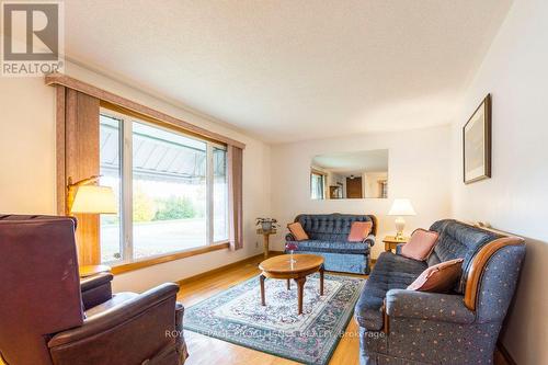 65 Cascade Boulevard, Belleville, ON - Indoor Photo Showing Living Room