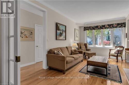 30 Yonge Street, Kingston (Central City West), ON - Indoor Photo Showing Living Room