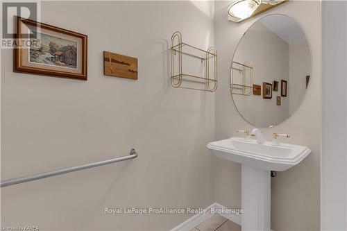 30 Yonge Street, Kingston (Central City West), ON - Indoor Photo Showing Bathroom