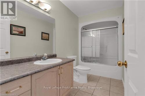 30 Yonge Street, Kingston (Central City West), ON - Indoor Photo Showing Bathroom