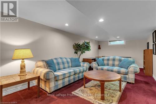 30 Yonge Street, Kingston (Central City West), ON - Indoor Photo Showing Living Room