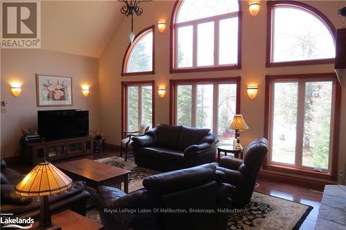 1130 Parsons Road, Dysart Et Al, ON - Indoor Photo Showing Living Room