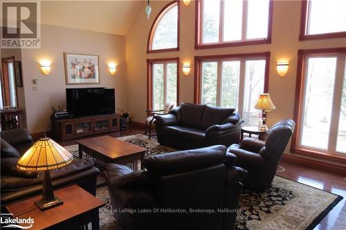 1130 Parsons Road, Dysart Et Al, ON - Indoor Photo Showing Living Room