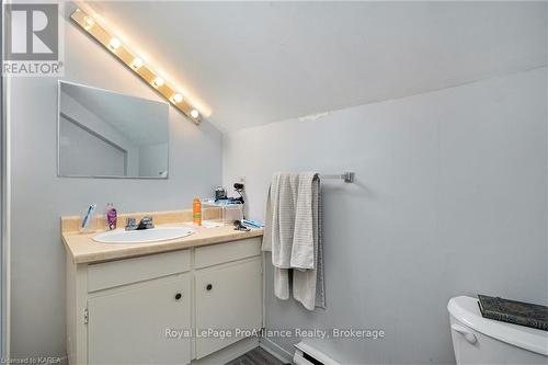 368 Barrie Street, Kingston (East Of Sir John A. Blvd), ON - Indoor Photo Showing Bathroom