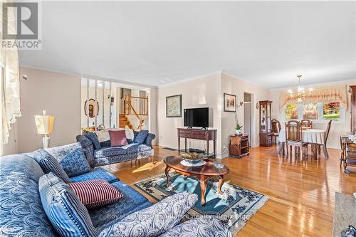 240 Somerset Drive, Loyalist (Bath), ON - Indoor Photo Showing Living Room