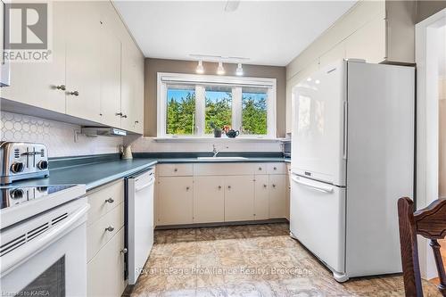 240 Somerset Drive, Loyalist (Bath), ON - Indoor Photo Showing Kitchen