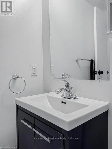 209 - 573 Armstrong Road, Kingston (East Gardiners Rd), ON - Indoor Photo Showing Bathroom