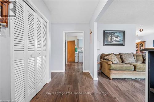 67 Briscoe Street, Loyalist (Amherstview), ON - Indoor Photo Showing Living Room