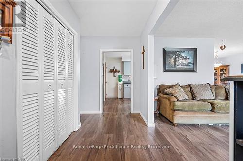 67 Briscoe Street, Loyalist (Amherstview), ON - Indoor Photo Showing Living Room