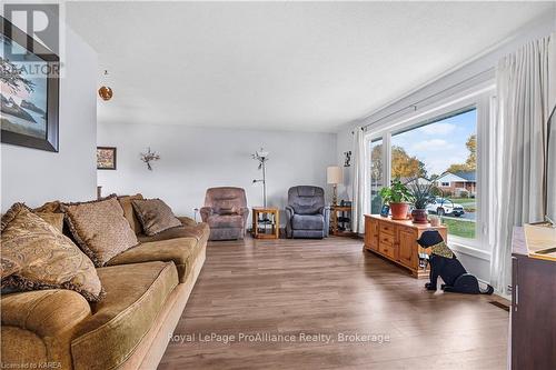 67 Briscoe Street, Loyalist (Amherstview), ON - Indoor Photo Showing Living Room