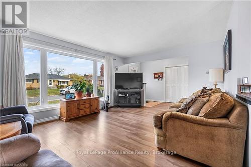 67 Briscoe Street, Loyalist (Amherstview), ON - Indoor Photo Showing Living Room