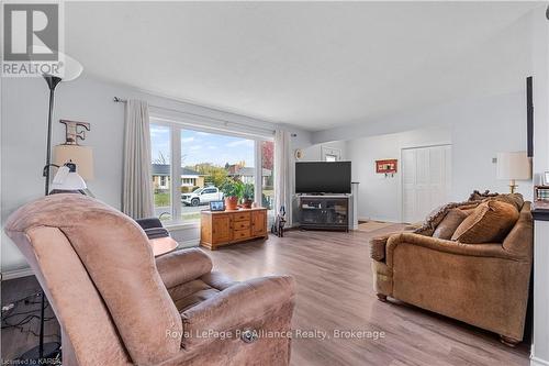 67 Briscoe Street, Loyalist (Amherstview), ON - Indoor Photo Showing Living Room