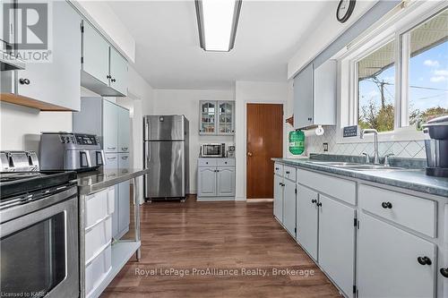 67 Briscoe Street, Loyalist (Amherstview), ON - Indoor Photo Showing Kitchen