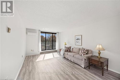 208 - 120 Barrett Court, Kingston (Kingston East (Incl Barret Crt)), ON - Indoor Photo Showing Living Room