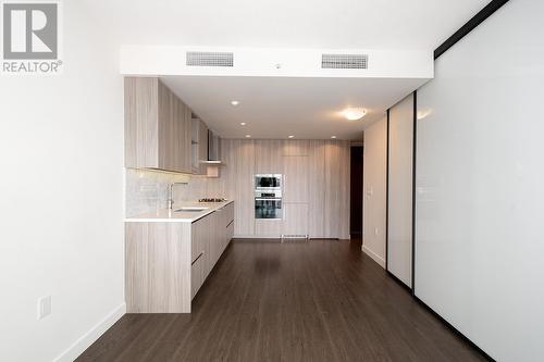 2403 89 Nelson Street, Vancouver, BC - Indoor Photo Showing Kitchen