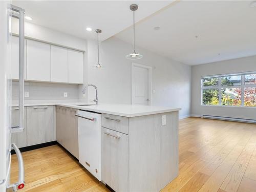 208-1000 Inverness Rd, Saanich, BC - Indoor Photo Showing Kitchen