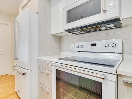 208-1000 Inverness Rd, Saanich, BC - Indoor Photo Showing Kitchen