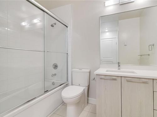 208-1000 Inverness Rd, Saanich, BC - Indoor Photo Showing Bathroom