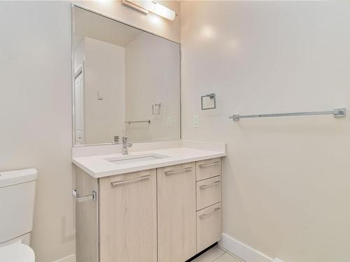 208-1000 Inverness Rd, Saanich, BC - Indoor Photo Showing Bathroom