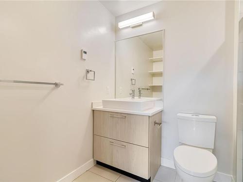 208-1000 Inverness Rd, Saanich, BC - Indoor Photo Showing Bathroom