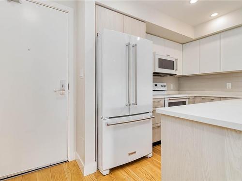 208-1000 Inverness Rd, Saanich, BC - Indoor Photo Showing Kitchen