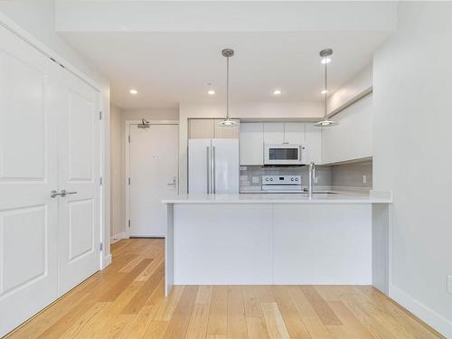 208-1000 Inverness Rd, Saanich, BC - Indoor Photo Showing Kitchen