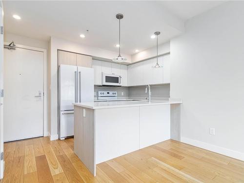 208-1000 Inverness Rd, Saanich, BC - Indoor Photo Showing Kitchen