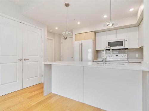 208-1000 Inverness Rd, Saanich, BC - Indoor Photo Showing Kitchen