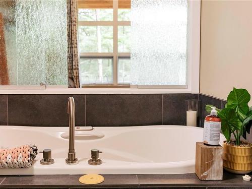 12-203 Boardwalk Blvd, Ucluelet, BC - Indoor Photo Showing Bathroom