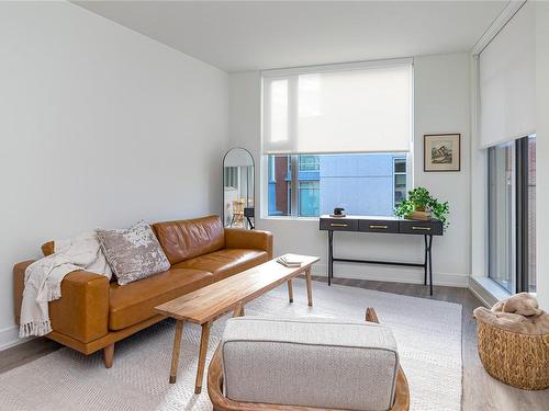 816-1628 Store St, Victoria, BC - Indoor Photo Showing Living Room