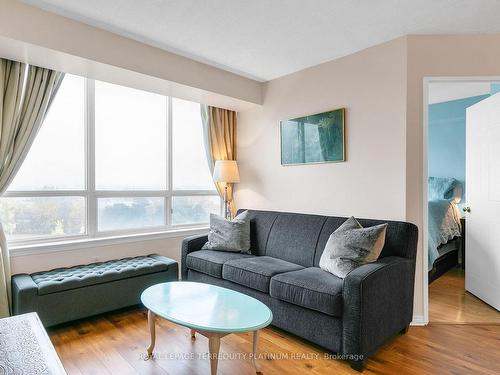 706-5 Greystone Walk Dr, Toronto, ON - Indoor Photo Showing Living Room