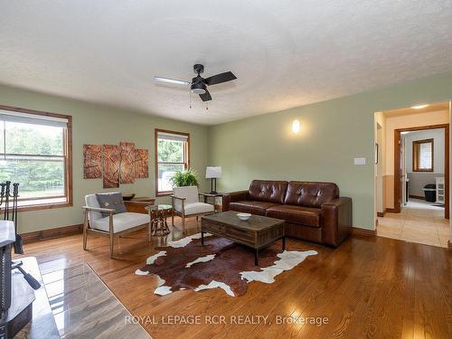 78 Lake St, Georgian Bluffs, ON - Indoor Photo Showing Living Room