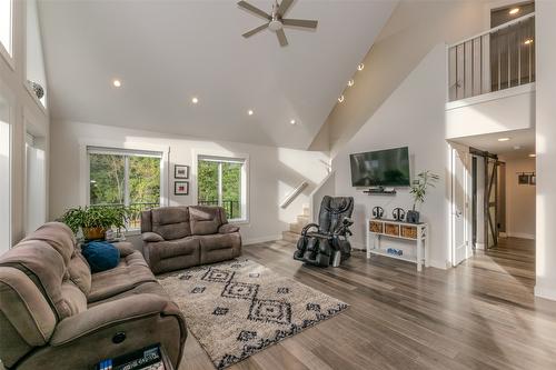 738 Bolton Road, Tappen, BC - Indoor Photo Showing Living Room