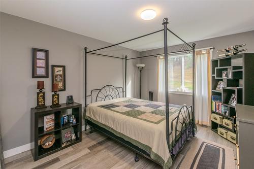 738 Bolton Road, Tappen, BC - Indoor Photo Showing Bedroom