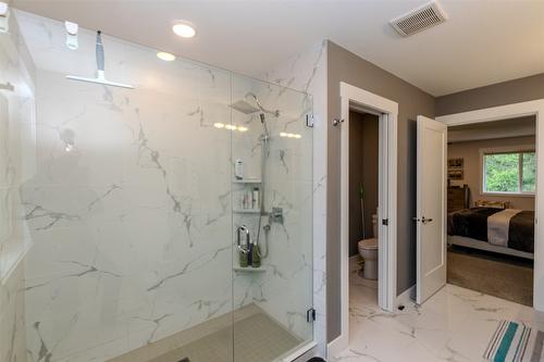 738 Bolton Road, Tappen, BC - Indoor Photo Showing Bathroom