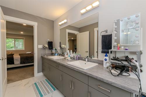 738 Bolton Road, Tappen, BC - Indoor Photo Showing Bathroom